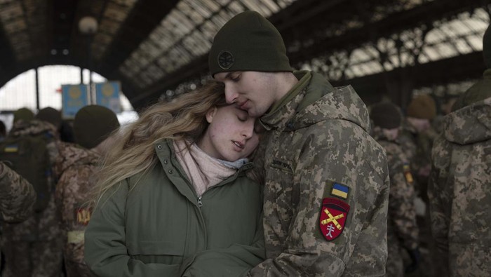Momen Haru Perpisahan Prajurit Ukraina dan Kekasihnya Tentara Ukraina dikerahkan ke medan perang untuk menghalau seranga Rusia. Begini momen saat mereka berpisah dengan kekasih atau kerabat.