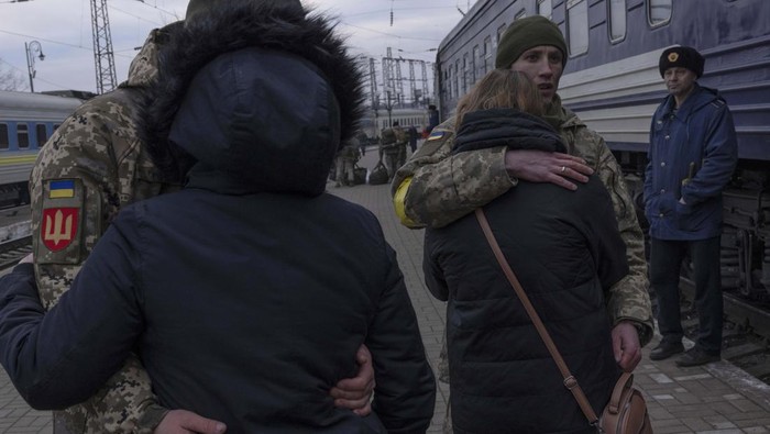 Momen Haru Perpisahan Prajurit Ukraina dan Kekasihnya Tentara Ukraina dikerahkan ke medan perang untuk menghalau seranga Rusia. Begini momen saat mereka berpisah dengan kekasih atau kerabat.