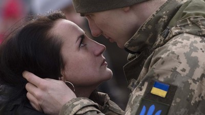 Momen Haru Perpisahan Prajurit Ukraina dan Kekasihnya