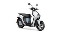 Baterai dengan berat 8 kg dan kapasitas 1 kWh, Yamaha Neo bisa menjangkau jarak hingga 37 km dengan satu paket baterai. Kalau dikombinasikan dengan baterai kedua yang dijual terpisah, motor ini bisa menjangkau jarak hingga 68 km. “Baterai yang digunakan akan dialihkan secara otomatis ketika berkendara,” sebut Yamaha dalam keterangannya. Foto: Dok. Yamaha