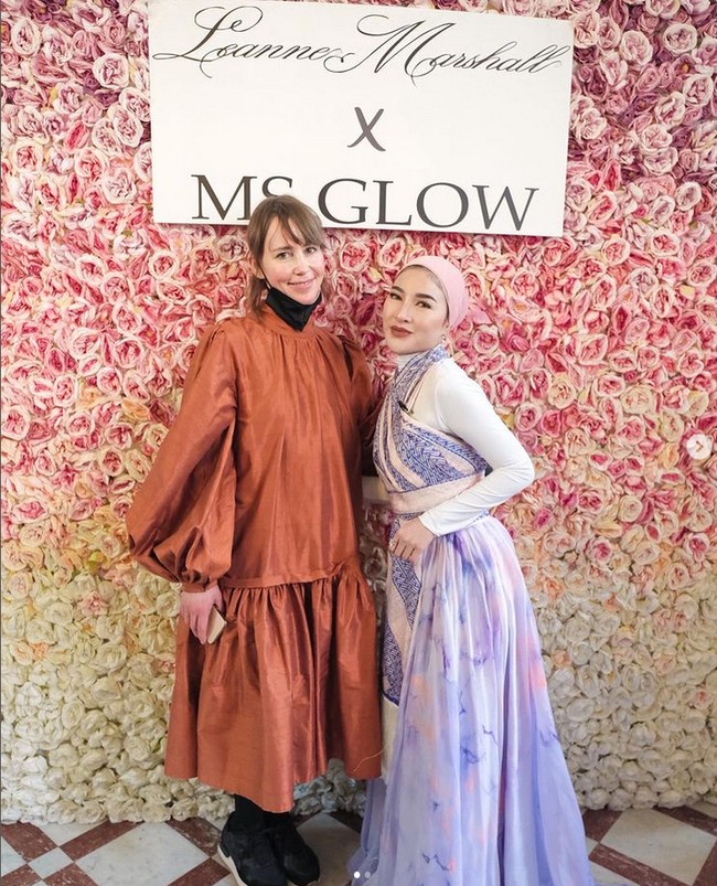 CEO MS Glow Beauty dan MS Glow Aesthetic Clinic Shandy Purnamasari menjadi perbincangan publik terkait kontroversi keikutsertaan brand miliknya yang diklaimnya di Paris Fashion Week. Shandy dituding bohong dan hanya menebeng nama Paris Fashion Week. Shandy telah meminta maaf atas klaim tersebut. Foto: Dok. Instagram @shandypurnamasari.