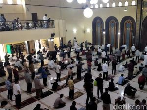 Salat Jumat di Masjid Al Barkah Bekasi Masih Terapkan Jaga Jarak