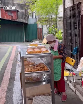 Nenek Jualan Bolu Gulung Srikaya Ini Sudah Berumur 80 Tahun.