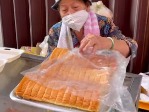 Salut! Nenek 80 Tahun Ini Masih Semangat Jual Kue Gulung Srikaya