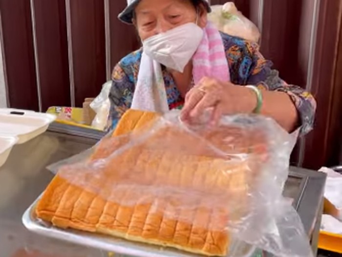Nenek Jualan Bolu Gulung Srikaya Ini Sudah Berumur 80 Tahun.