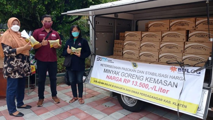 Operasi pasar minyak goreng bagi UKM di Klaten, Jumat (11/3/2022).