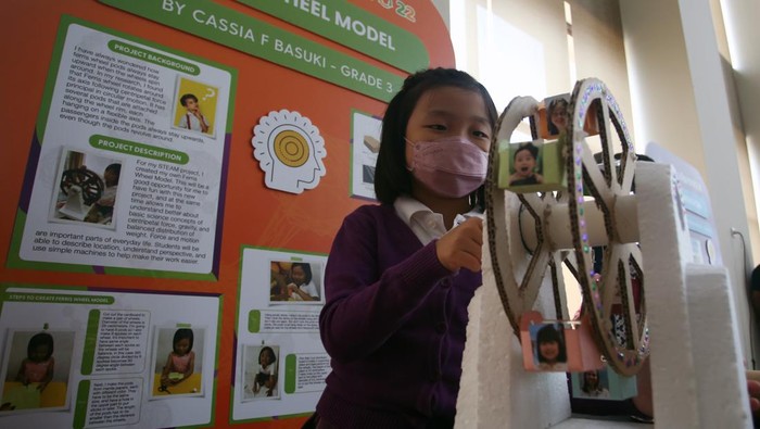 Seorang pelajar menunjukan karya inovasinya berupa sebuah robot kecil yang dipamerkan di Science Technology Engineering Arts dan Mathematics (STEAM) Expo di Sampoerna Academy, Serpong, Tagerang Selatan, Banten, Jumat (11/3/2022). Pameran yang mengangkat tema 