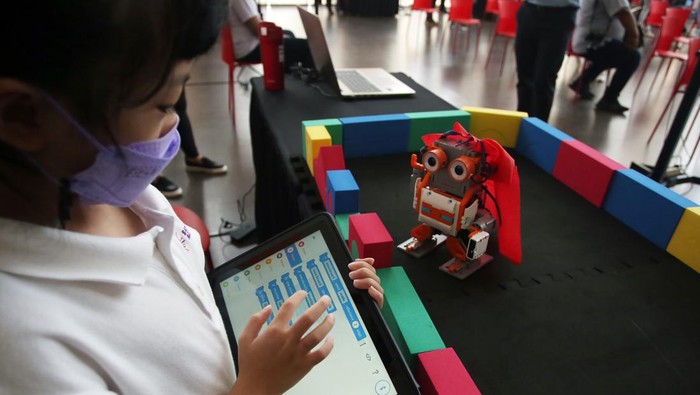 Seorang pelajar menunjukan karya inovasinya berupa sebuah robot kecil yang dipamerkan di Science Technology Engineering Arts dan Mathematics (STEAM) Expo di Sampoerna Academy, Serpong, Tagerang Selatan, Banten, Jumat (11/3/2022). Pameran yang mengangkat tema 