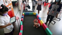 Seorang pelajar menunjukan karya inovasinya berupa sebuah robot kecil yang dipamerkan di Science Technology Engineering Arts dan Mathematics (STEAM) Expo di Sampoerna Academy, Serpong, Tangerang Selatan, Banten, Jumat (11/3/2022).