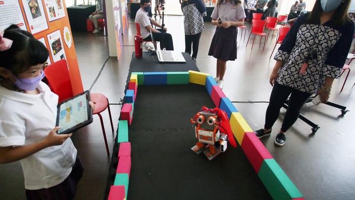 PAMERAN INOVASI SISWA Seorang pelajar menunjukan karya inovasinya berupa sebuah robot kecil yang dipamerkan di Science Technology Engineering Arts dan Mathematics (STEAM) Expo di Sampoerna Academy, Serpong, Tagerang Selatan, Banten, Jumat (11/3/2022). Pameran yang mengangkat tema