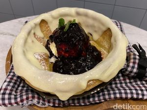 Baby Dutch: Pancake ala Jerman Topping Blueberry dan Keju yang Lagi Hits