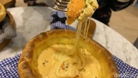 Pancake ini disajikan dengan 3 jenis keju. Di antaranya ada cheddar, mozzarella, dan parmigiano parmesan, menjadikan kejunya super creamy dan mulur gurih. Foto: detikFood/Yenny Mustika Sari