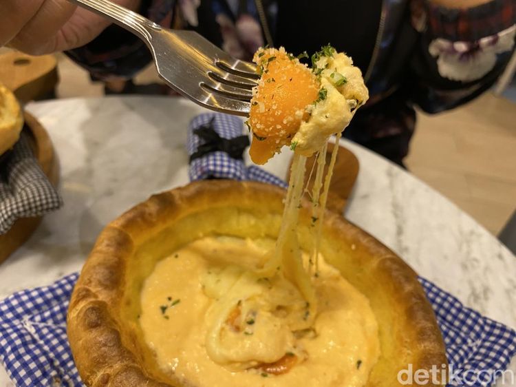Lezatnya Pancake ala Jerman Baby Dutch dengan Topping Keju Mulur Gurih
