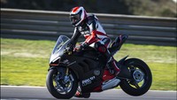 Sistem keamanan juga diklaim lebih aman dengan penggunaan spasang kaliper Brembo Stylema R dan MCS radial master cylinder. (Ducati/Motorcyclenews)