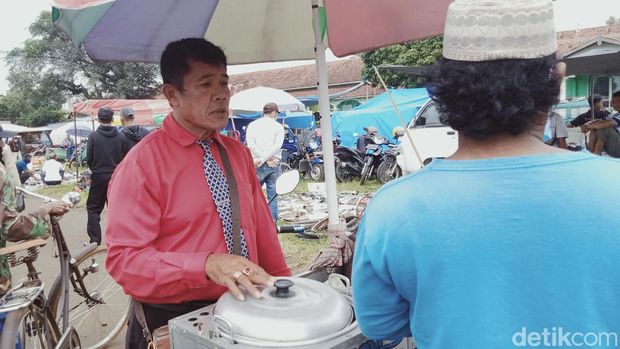 Sakirdi, peddagang bakso pentol di Klaten selalu tampil necis berdasi.