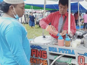 Bikin Laris, Penjual Bakso Pentol Klaten Ini Tampil Necis Berdasi
