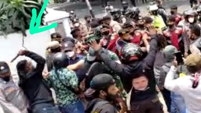Penampakan pelaku yang memukul Kasat Intel Polres Jakpus AKBP Ferikson Tampubolon di demo mahasiswa Papua di Jakpus