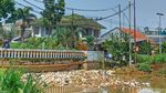 Penampakan Sungai Cikeruh yang Dipenuhi Sampah