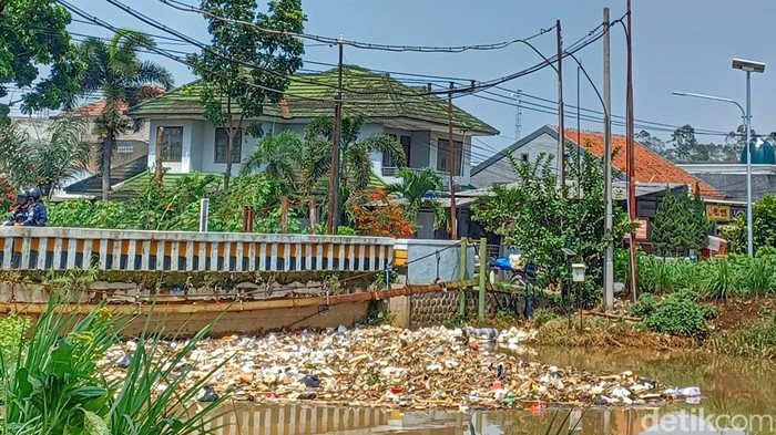 Sampah tampak memenuhi Sungai Cikeruh di Desa Tegal Luar, Kecamatan Bojongsoang, Kabupaten Bandung. Akibatnya, aliran sungai pun menjadi tersendat.