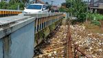 Penampakan Sungai Cikeruh yang Dipenuhi Sampah
