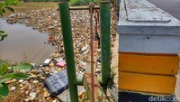 Ada berbagai sampah yang terlihat memenuhi Sungai Cikeruh, di antaranya sampah jenis styrofoam, potongan-potongan kayu, hingga kasur.  