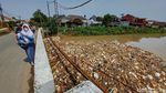 Penampakan Sungai Cikeruh yang Dipenuhi Sampah
