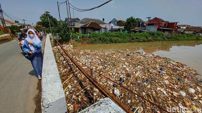 Penampakan Sungai Cikeruh yang Dipenuhi Sampah Sampah tampak memenuhi Sungai Cikeruh di Desa Tegal Luar, Kecamatan Bojongsoang, Kabupaten Bandung. Akibatnya, aliran sungai pun menjadi tersendat.