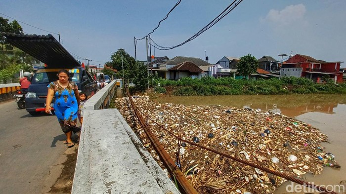Penampakan Sungai Cikeruh yang Dipenuhi Sampah Sampah tampak memenuhi Sungai Cikeruh di Desa Tegal Luar, Kecamatan Bojongsoang, Kabupaten Bandung. Akibatnya, aliran sungai pun menjadi tersendat.