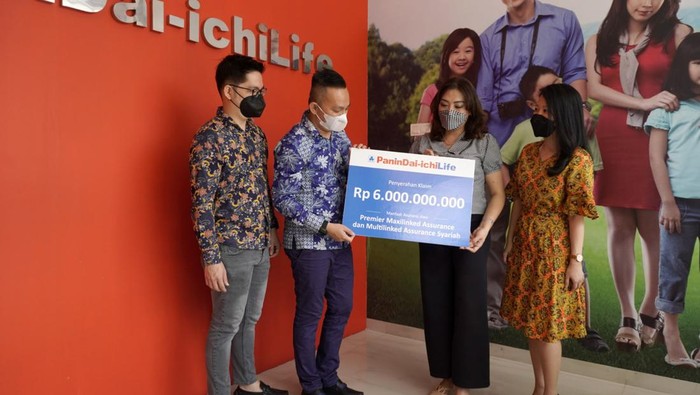 Pencairan Manfaat Rp 6 M di Medan Sumatera Utara Business Development Director PT Panin Dai-ichi Life Andika (kedua kiri), didampingi President Agency Manager Siswanto (kiri) dan Senior Agency Manager Vivi Kosasih (kanan), menyerahkan klaim kepada ahli waris nasabah dengan membayarkan klaim tutup usia dengan total nilai pertanggungan Rp. 6 M di Medan, Sumatera Utara, Jumat (11/3). Klaim ini merupakan manfaat dari produk Premier Maxilinked Assurance dan Multilinked Assurance Syariah yang dipasarkan melalui jalur keagenan. Prosesi acara tersebut dilakukan dengan menerapkan protokol kesehatan secara ketat sesuai dengan peraturan pemerintah.