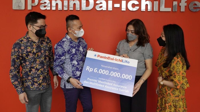 Business Development	Director PT Panin	Dai-ichi	Life	Andika (kedua kiri), didampingi President	Agency Manager Siswanto (kiri) dan Senior Agency Manager Vivi	Kosasih (kanan), menyerahkan klaim kepada ahli waris	nasabah dengan membayarkan	klaim tutup usia dengan total nilai pertanggungan	Rp. 6 M  di Medan, Sumatera Utara, Jumat (11/3). 	Klaim ini	merupakan manfaat dari produk	Premier Maxilinked Assurance dan Multilinked	Assurance Syariah yang dipasarkan	melalui jalur keagenan. Prosesi	 acara tersebut dilakukan dengan menerapkan protokol kesehatan secara ketat sesuai dengan peraturan pemerintah.