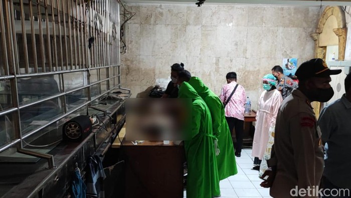 Petugas mengevakuasi mayat yang ditemukan di toko emas di Klaten