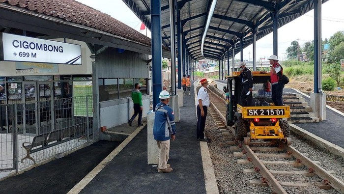 Pengecekan jalur kereta api di Stasiun Cigombong.