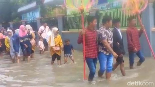 Pengiring pengantin terjang banjir di Jombang Pengiring pengantin terjang banjir di Jombang