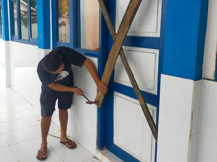 penyegelan ruang kelas di SDN Torjunan 3 Sampang