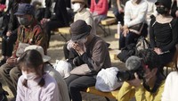 Mereka menghingkan cipta dan berberdoa untuk korban gempa.