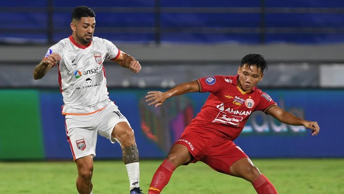 Pesepak bola Persija Jakarta Syahrian Abimanyu (kanan) berebut bola dengan pemain Borneo FC Jonathan Bustos dalam pertandingan sepak bola Liga 1 di Stadion I Wayan Dipta, Gianyar, Bali, Kamis (10/3/2022). Borneo FC berhasil mengalahkan Persija Jakarta dengan skor 2-1. ANTARA FOTO/Nyoman Budhiana/pras.