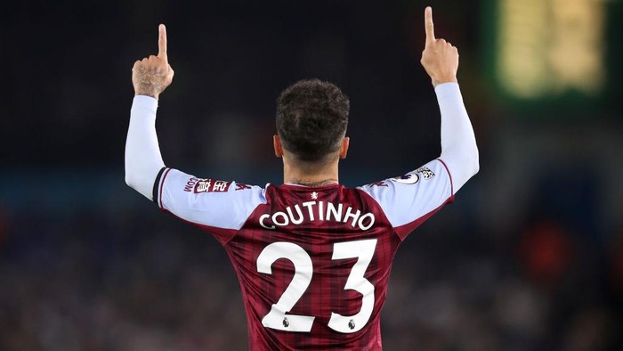 LEEDS, ENGLAND - MARCH 10: Steven Gerrard gives instructions to Philippe Coutinho of Aston Villa during the Premier League match between Leeds United and Aston Villa at Elland Road on March 10, 2022 in Leeds, England.  (Photo by George Wood/Getty Images)