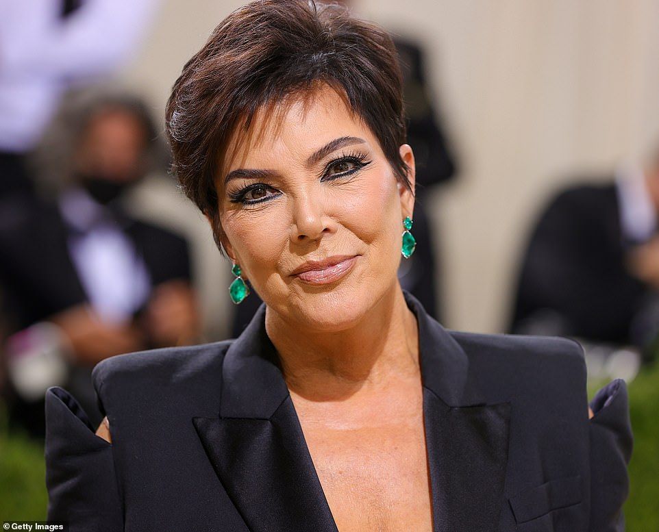 Kris Jenner Pamer Piring Mewah, Ada yang Bergambar Keluarganya