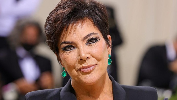 Kris Jenner Pamer Piring Mewah, Ada yang Bergambar Keluarganya