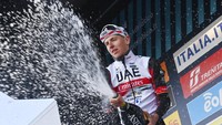 Pogacar merayakan kemenangan di podium etape 4 Tirreno-Adriatico 2022, Kamis (10/3/2022) malam waktu Indonesia. Kemenangan tersebut menjadikan Pogi, panggilan akrabnya, menduduki puncak klasemen General Classification pada etape 4 dari 7 etape yang diperlombakan. (Gian Mattia DAlberto/LaPresse via AP)