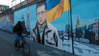 Mural karya seniman grafiti KAWU itu menggambarkan Zelenskiy sebagai tokoh fiksi Harry Potter.  