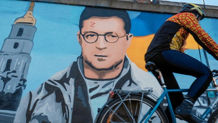 Potret Mural Presiden Ukraina dengan Simbol Huruf Z di Polandia Mural Presiden Ukraina terlihat di kawasan Polandia. Menariknya, di bagian dahi sang presiden terdapat huruf Z yang kerap disebut sebagai simbol militer Rusia.