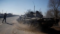 Tank itu diambil alih saat serangan Rusia ke Ukraina berlanjut di luar Brovary, dekat Kyiv, Ukraina.
