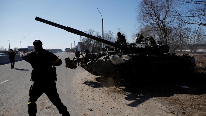 Ukrainian servicemen drive off in a Russian tank they captured after fighting with Russian troops, as Russias attack on Ukraine continues, outside Brovary, near Kyiv, Ukraine, March 10, 2022. REUTERS/Thomas Peter     TPX IMAGES OF THE DAY
