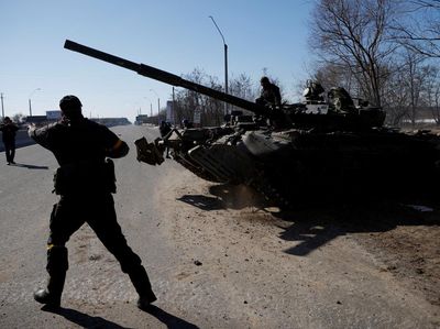 Momen Tentara Ukraina Ambil Alih Tank Rusia