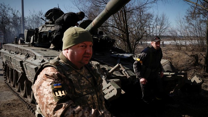 Ukrainian servicemen drive off in a Russian tank they captured after fighting with Russian troops, as Russia's attack on Ukraine continues, outside Brovary, near Kyiv, Ukraine, March 10, 2022. REUTERS/Thomas Peter TPX IMAGES OF THE DAY
