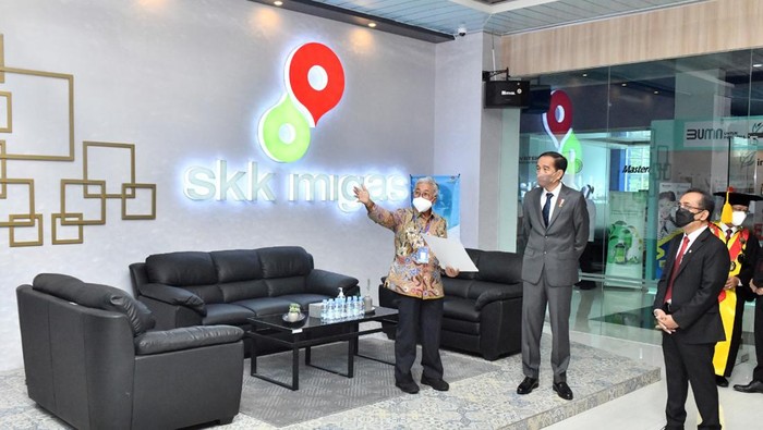 Presiden Joko Widodo (Jokowi) mengunjungi Migas Corner. Intip momennya saat ngobrol dengan Bos SKK Migas