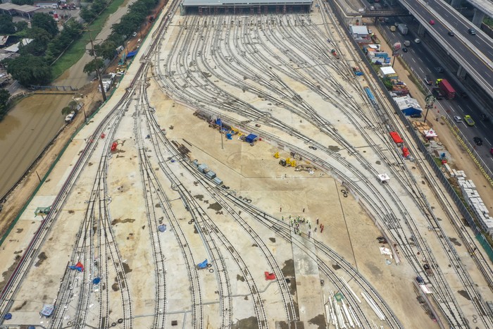 PROGRES PEMBANGUNAN LRT Foto udara proyek infrastruktur Depo LRT (Light Rail Transit) di Jatimulya, Bekasi, Jawa Barat, Kamis (10/3/2022). Progres perkembangan pembangunan transportasi Lintas Rel Terpadu atau LRT yang akan melintas di Jakarta - Bogor - Depok - Bekasi (Jabodebek) tersebut sudah mencapai 90 persen, dan capaian tersebut diantaranya 94,5 persen untuk lintas pelayanan Cawang-Cibubur, 89,1 persen untuk lintas pelayanan Cawang-Dukuh Atas, 92,9 persen untuk lintas pelayanan Cawang-Bekasi Timur. ANTARA FOTO/Galih Pradipta/YU