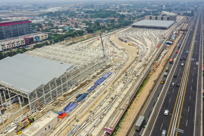 Foto udara proyek infrastruktur Depo LRT (Light Rail Transit) di Jatimulya, Bekasi, Jawa Barat, Kamis (10/3/2022). Progres perkembangan pembangunan transportasi Lintas Rel Terpadu atau LRT yang akan melintas di Jakarta - Bogor - Depok - Bekasi (Jabodebek) tersebut sudah mencapai 90 persen, dan capaian tersebut diantaranya 94,5 persen untuk lintas pelayanan Cawang-Cibubur, 89,1 persen untuk lintas pelayanan Cawang-Dukuh Atas, 92,9 persen untuk lintas pelayanan Cawang-Bekasi Timur. ANTARA FOTO/Galih Pradipta/YU