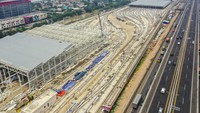 Tampak Depo LRT bersisian dengan jalan tol Japek.